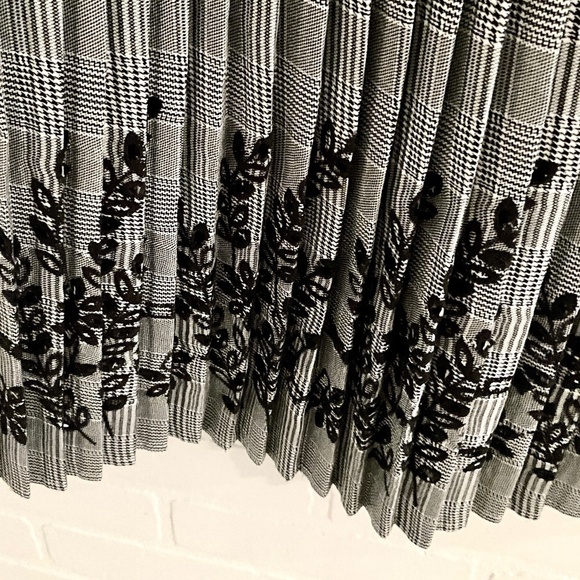 Zara Midi Skirt Pleated Houndstooth Embroidered Flowers White/Black like new XS - Picture 8 of 12